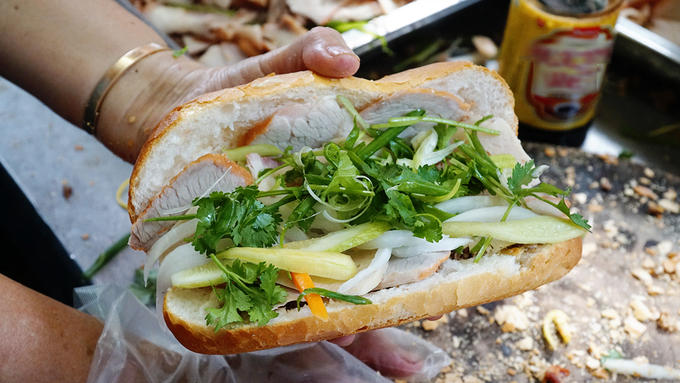 Xe bánh mì Sài Gòn 80 năm: chỉ bán hơn 3 tiếng mỗi ngày
