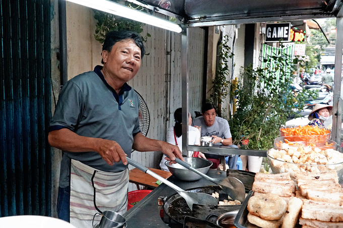 Nằm gọn trong lòng một con hẻm thông giữa hai đường Võ Văn Tần và Nguyễn Thị Minh Khai (quận 3), quán bột chiên của anh Bảy và chị Chi được nhiều thực khách biết đến bởi đã có mặt ở Sài Gòn từ lâu.  Anh Bảy cho hay, quán được vợ chồng anh mở từ những năm 1990, khi những món ăn chơi ở thành phố chưa nở rộ như bây giờ. "Từ đó đến nay chúng tôi chỉ bán đúng một vị trí là trong hẻm", anh Bảy nói.