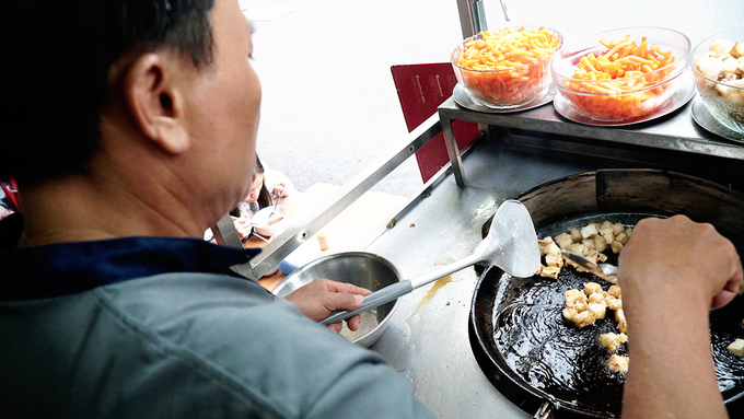 Chị Chi kể ngày trước khách đến quán không đông đúc như bây giờ. "Hồi đó chúng tôi chỉ phục vụ người sống quanh đây. Từ ngày công nghệ phát triển, khách đến ăn chụp ảnh rồi úp lên mạng nên quán được nhiều người biết đến hơn", chị Chi nói.