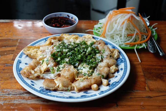 Suất ăn dọn ra nóng hổi, bắt mắt với lớp màu vàng của trứng, bột. Sự thành công của món ăn không thể thiếu chén nước chấm được pha riêng cùng đĩa đủ đủ sống và củ cải ngâm chua.