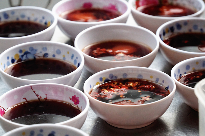 Chấm miếng bột vào chén nước sền sệt rồi chậm rãi đưa vào miệng, bạn sẽ cảm nhận sự giòn tan, vị đậm đà, có một chút cay cay.