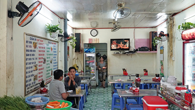 Địa chỉ này mở cửa đón khách từ 3h chiều mỗi ngày và đóng vào lúc nửa đêm. Nếu đi chơi về muộn, bạn cũng có thể ghé nơi này. Không gian quán không quá rộng nhưng sạch sẽ. Do nằm trong hẻm, chỗ để xe hạn chế vào khoảng 7h tối, là lúc khách đông nhất