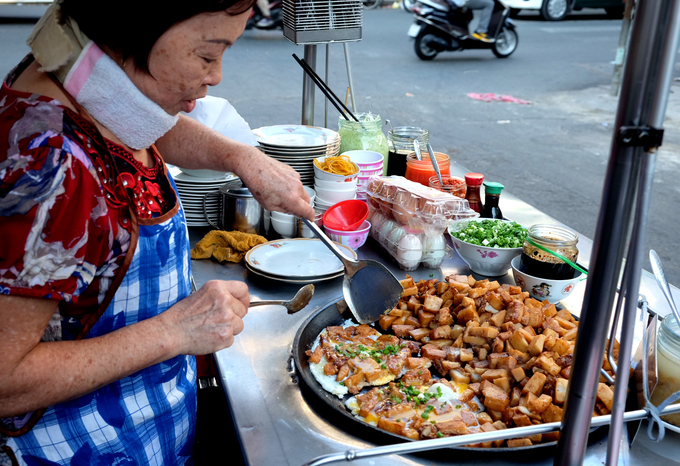 Nằm đầu hẻm 109 Nguyễn Thiện Thuật (quận 3), xe bột chiên bà Ngọc là một trong những nơi bán bột chiên được nhiều người Sài Gòn biết đến. Có mặt từ năm 1974, trải qua hai thế hệ đứng bán, bà Ngọc là thế hệ thứ hai, nối nghiệp mẹ - một phụ nữ người Hoa.