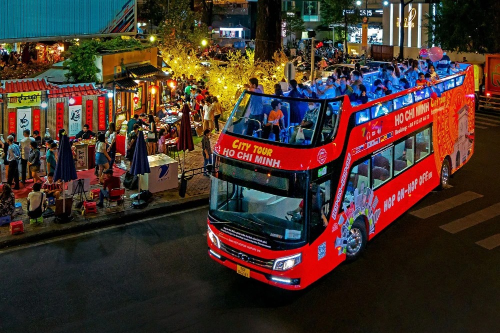 Lần đầu có tour xuyên đêm ngắm Sài Gòn từ xe buýt 2 tầng