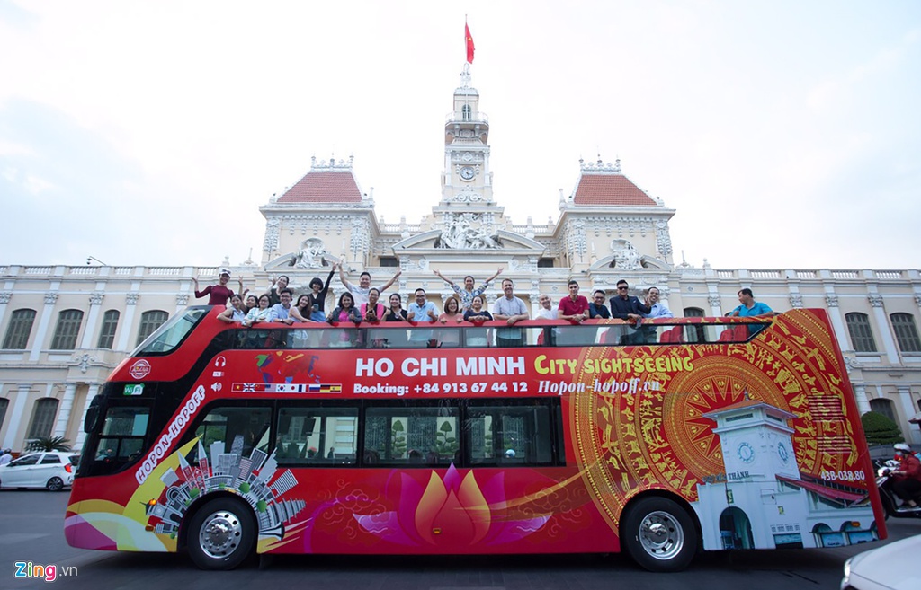 Xe bus mui trần Sài Gòn chở du khách