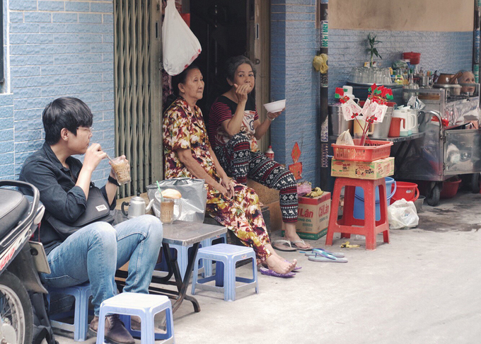 Cà phê vợt Sài Gòn trong ấm đất tại khu người Hoa Chợ Lớn