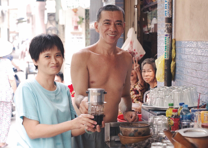 Trong một con hẻm bên hông chợ Thiếc (quận 11), có một quán cà phê không bảng hiệu đã hơn hai thập kỷ. Gọi là quán nhưng thực ra chỉ có một xe đẩy bên trên đặt nhiều ly muỗng, sữa, ấm trà, cùng vài chiếc bàn ghế nhỏ kê sát tường nhà gia chủ.  Vừa nhìn vào, du khách có thể nhận ra đây là cà phê người Hoa bởi chiếc ấm bằng đất nghi ngút khói, tỏa ra hương thơm lừng. Chủ quán là ông Trần Bửu Cường (50 tuổi). Ông chia sẻ: “Tôi mở quán đã 22 năm. Chủ yếu bán cho dân ở đây và người đi chợ, hầu hết là người Hoa”.