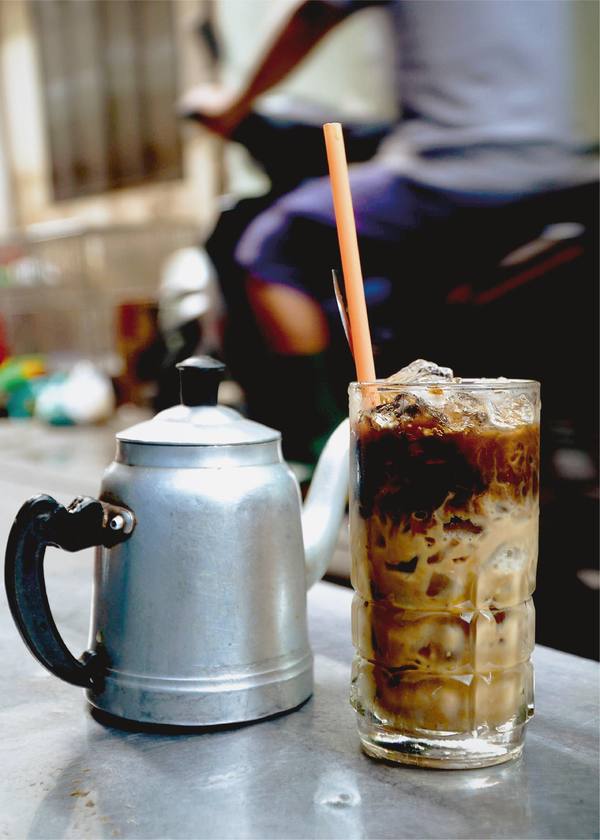 Ngồi ăn điểm tâm hay nghỉ sau buổi chợ, uống ly cà phê giá 12.000 đồng, nghe giọng Hoa lanh lảnh của cư dân nơi đây, thỉnh thoảng hòa thêm chút nhạc Hoa nhẹ nhàng từ căn nhà nào đó phát ra, là đủ để bạn cảm thấy thư giãn trong không gian yên tĩnh dù quán nằm ngay cạnh chợ.