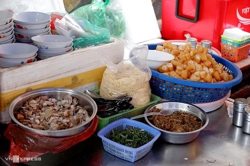 Các món đi kèm cháo sườn Ngõ Huyện là sụn, quẩy, ruốc và hành.