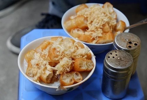 Một bát cháo sườn Ngõ Huyện đầy đủ có giá 25.000 đồng.