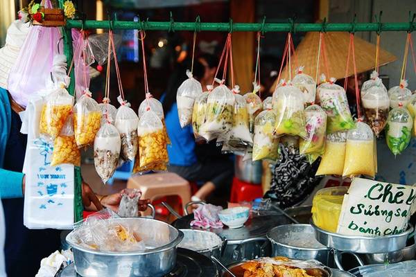 Chủ nhân của xe chè Sài Gòn là bà Lộc, gần 60 tuổi. Bà cho biết đã cùng xe chè bán được hơn 40 năm và đậu ở góc đường Đinh Tiên Hoàng hơn 25 năm.