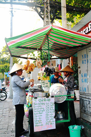 Với nhiều loại chè khác nhau như chè đậu xanh, đậu đen, đậu trắng, chè bưởi, chè thưng, chè trôi, sâm bổ lượng tại xe chè Sài Gòn.
