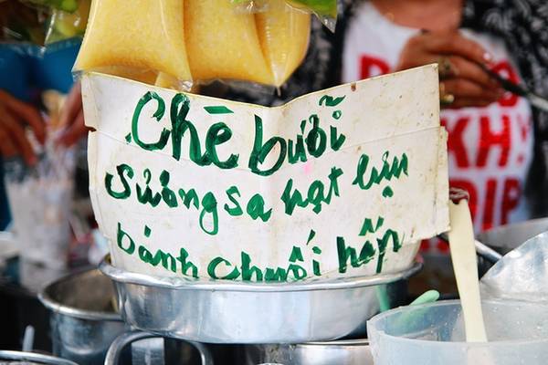 Hiện tại, xe chè Sài Gòn của bà Lộc bán khoảng 23 loại chè khác nhau với hương vị đậm đà.