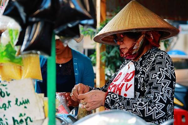 Đã gần 60 tuổi, nhưng bà Lộc vẫn rất nhanh nhẹn, khéo léo rót từng ly hay buộc mấy bịch chè treo lên xe. Mỗi ngày bà cùng con cháu trong gia đình mất gần 6 giờ để chuẩn bị và nấu các món chè. Xe chè vì vậy nổi tiếng không chỉ ngon, mà còn sạch nhờ vào sự chuẩn bị cẩn thận trong từng khâu.