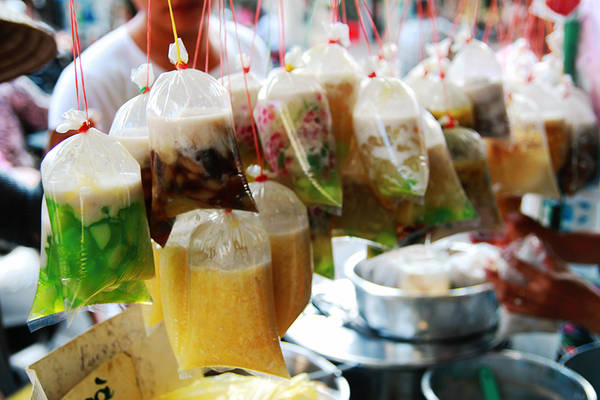 Đi qua nhiều năm như vậy, nơi này được lưu giữ trong ký ức của không ít người Sài Gòn. Có lẽ chính không gian giản dị lọt thỏm giữa thành phố hiện đại, sầm uất này mà thực khách vẫn trở lại đây ăn chè trong thời gian dài như vậy.