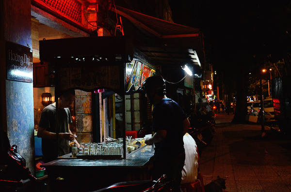 Xe chè nằm trên con đường Nguyễn Thái Bình (quận 1) không lúc nào vắng xe cộ. Theo lời chú Hưng, người chủ hiện tại thì nơi này mở cửa buôn bán từ năm 1958, do chú của chú Hưng, là ông Lâm Vinh Mậu đứng bán. Hai anh em chú Hưng tiếp quản xe chè từ khi người chú sang nước ngoài định cư, đến nay ngót nghét cũng hơn 20 năm.