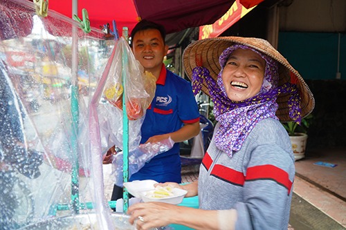 Bà Út bán xe chuối xào một mình tại Hưng Phú