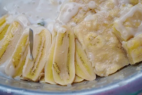 Suất chuối xào gồm 5 loại bánh với nước cốt dừa