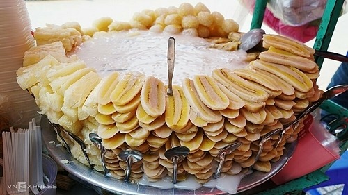 Chuối và khoai mì xếp chặn quanh bể nước cốt dừa