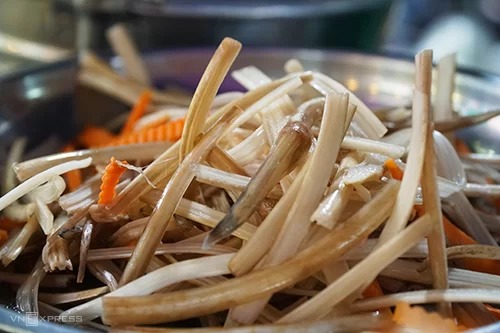 Mỗi ngày quán bán trung bình 3 kg ngó sen. Sen được làm sạch ở nhà và đem ra chợ, luôn được giữ tươi giòn. Ảnh: Di Vỹ.