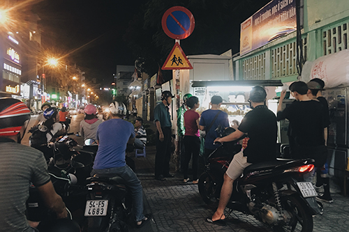 Khách nối hàng dài trước hàng xôi hơn 30 năm. Ảnh: Di Vỹ.