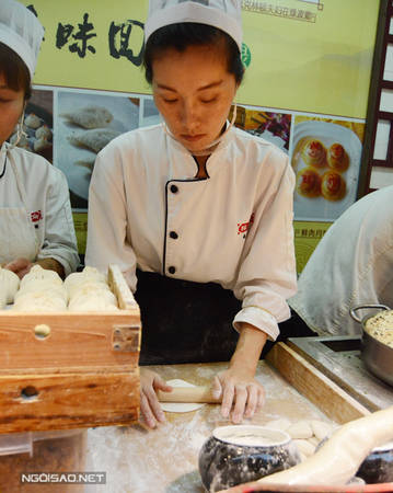 Du khách được xem đầu bếp làm bánh bao bằng ống hút tại chỗ