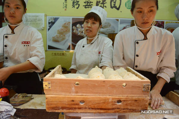 Khách du lịch chờ đến lượt nhận bánh bao bằng ống hút ở Thượng Hải
