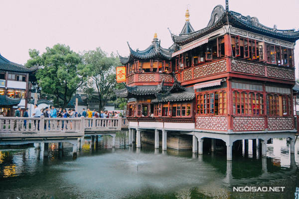 Vườn Dự luôn tấp nập khách tham quan, thưởng thức ẩm thực.
