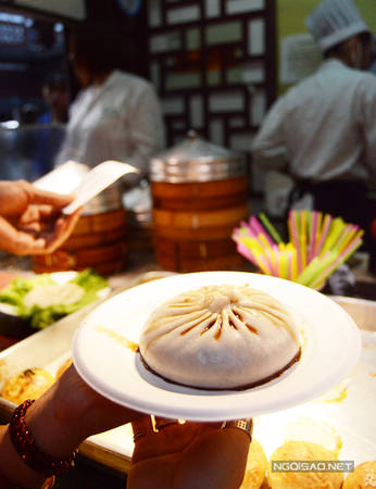 Chiếc bánh căng phồng khi mới ra lò.