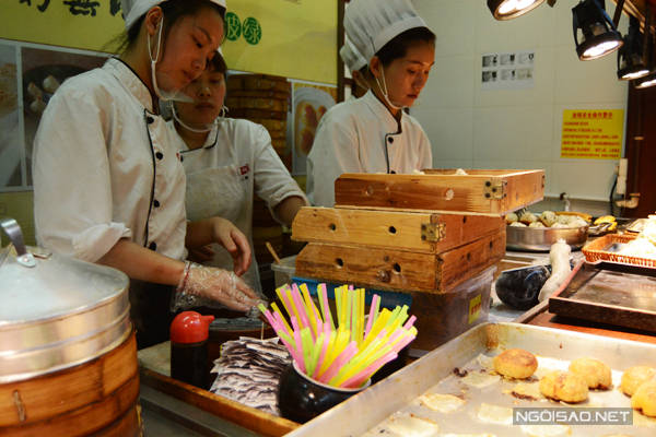 xep-hang-an-banh-bao-bang-ong-hut-o-thuong-hai-ivivu-7