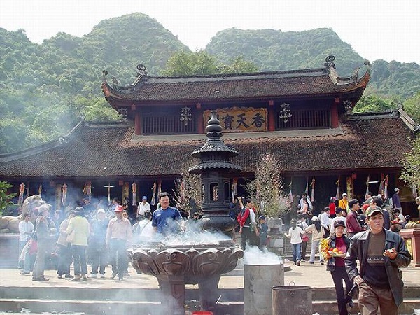 Cảnh đẹp chùa Hương dọc theo sông Yến