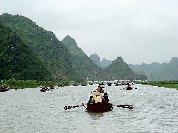Cảnh đẹp chùa Hương với những khúc sông uốn lượn
