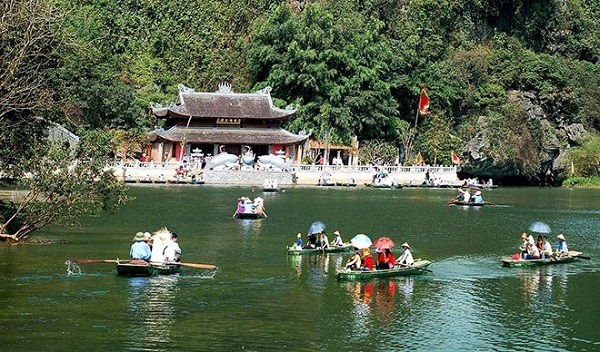 Cảnh đẹp chùa Hương nhìn từ trên thuyền