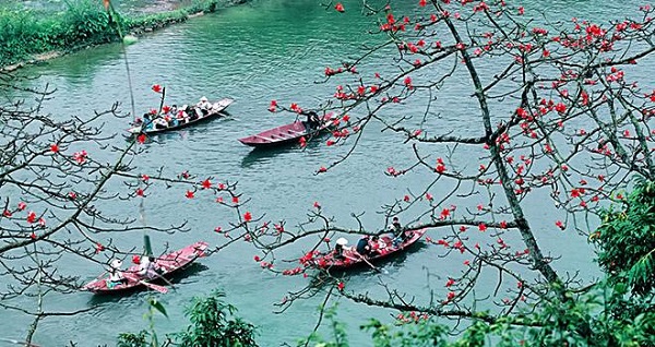 Cảnh đẹp chùa Hương với hoa gạo đỏ rực ven sông