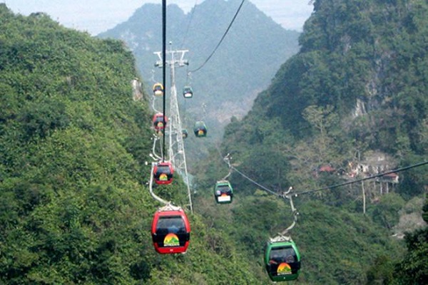 Cảnh đẹp chùa Hương với nhũ đá trong hang động