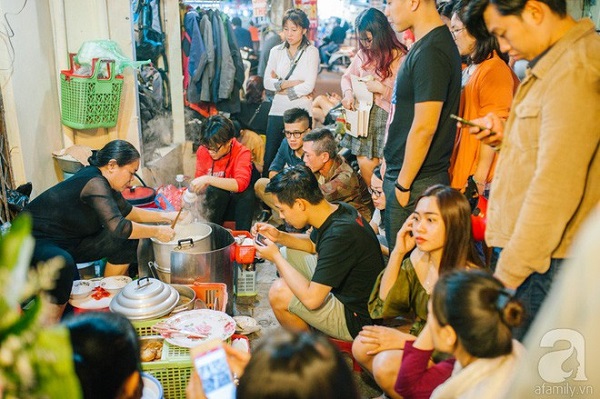 Quán xôi cô Sòn hễ dọn hàng là đã có khách đợi sẵn