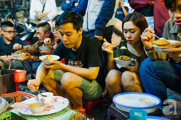 Khách hàng kiên nhẫn chờ mua xôi cô Sòn