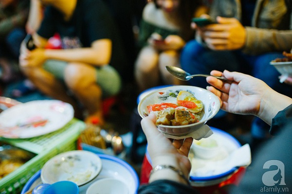 Không khí đông đúc tại quán xôi cô Sòn