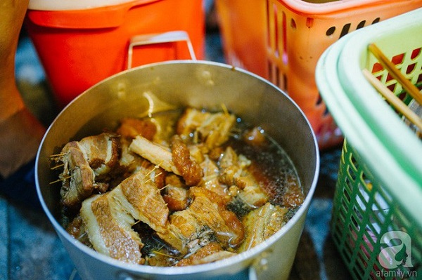 Thịt kho gây nghiện của xôi cô Sòn với miếng thịt cắm tăm