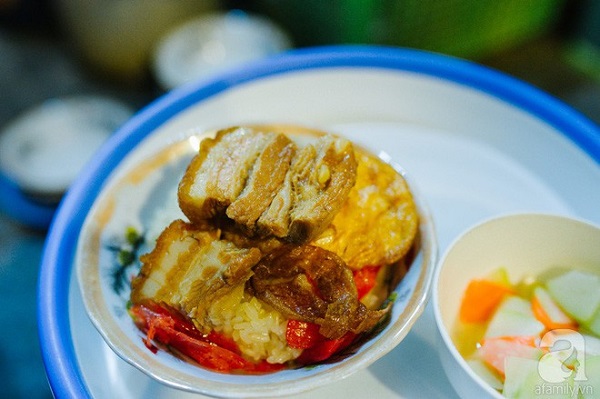 Bát xôi thịt kho thêm trứng ốp là món yêu thích tại xôi cô Sòn