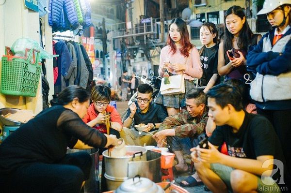 Xôi cô Sòn – quán xôi Hà Nội rất ngon nhưng muốn ăn phải chờ lâu như xem “Cô dâu 8 tuổi”