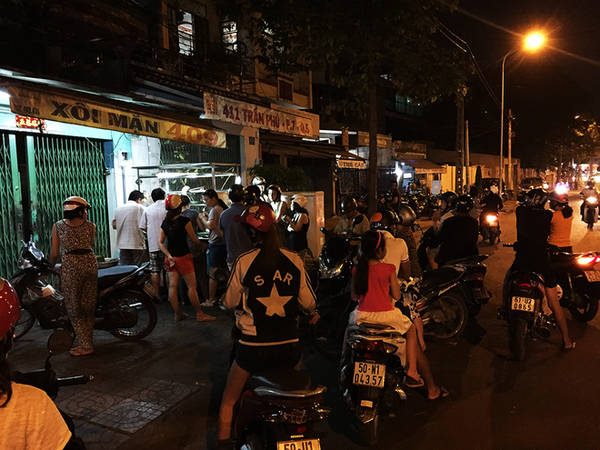 Quán xôi nhà xác Sài Gòn là xe có tủ kính trông như xe bánh mì, được đặt cạnh hai nhà tang lễ lớn nhất quận 5.