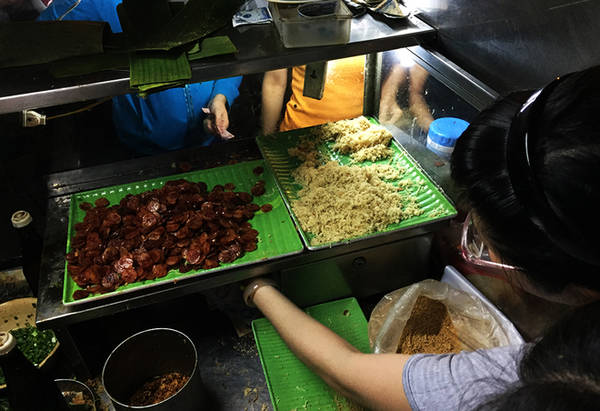 Quán xôi nhà xác Sài Gòn do ông chủ Minh mở bán hơn 40 năm, luôn đông khách quanh khu An Bình và Bệnh viện Nguyễn Tri Phương.