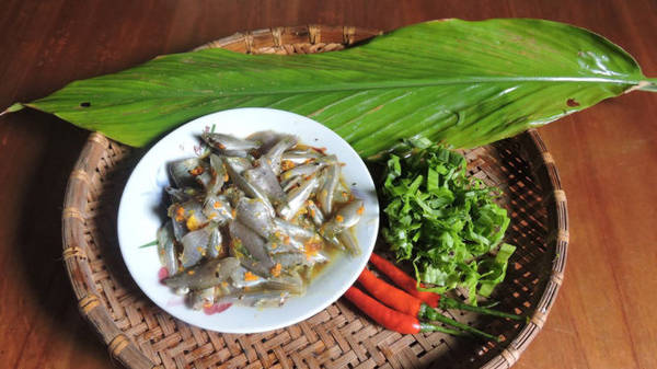 Nguyên liệu cho món cá trũ kho lá nghệ - món ngon hầu như gia đình nào cũng thích - Ảnh: T.Ly