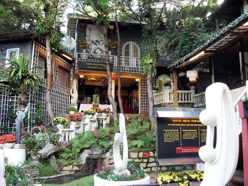 XQ Đà Lạt Sử Quán với không gian nghệ thuật thêu tranh