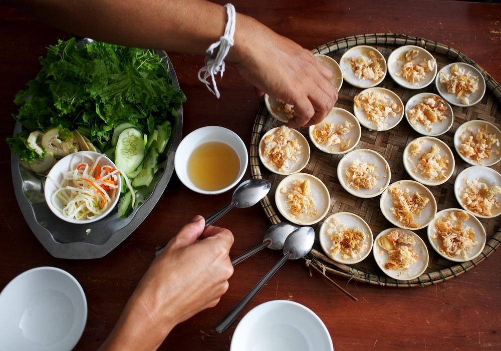 Du lịch Huế bình lặng với các món ăn đặc sản