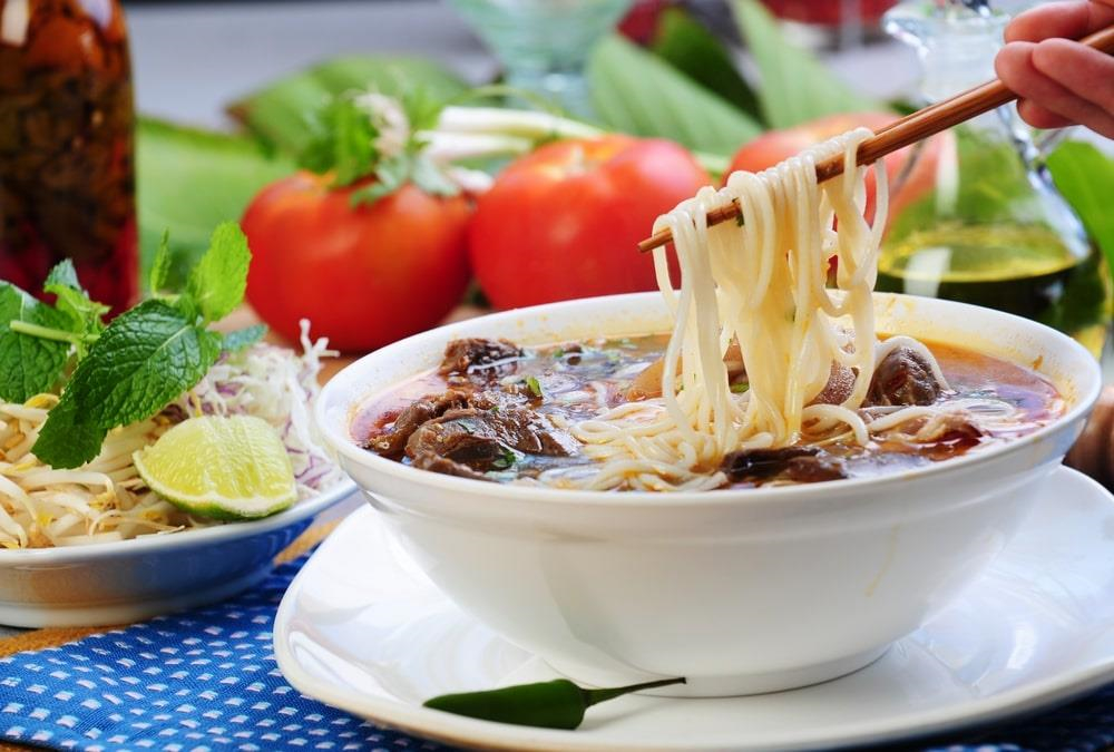 Du lịch Huế bình lặng với gánh hàng rong ven sông