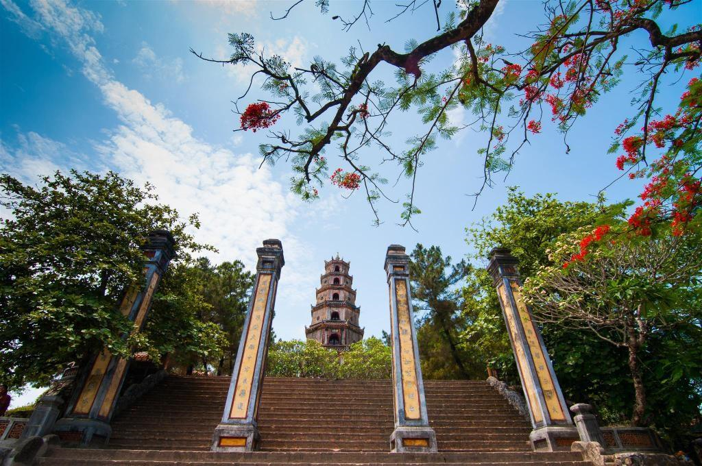 Du lịch Huế bình lặng với các ngôi chùa cổ