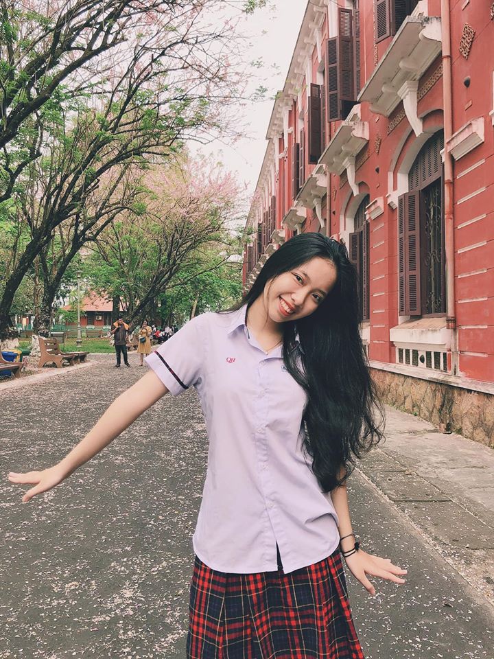 Du khách check-in điệp anh đào Huế tại trường Quốc học