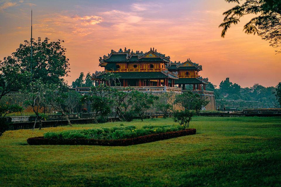 Ngọ Môn trong bình minh Huế